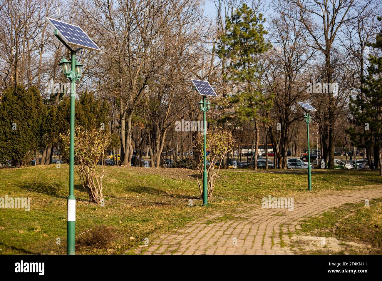 Lanternes avec piles solaires dans le parc. Chaque lanterne est équipée d'une pile solaire connectée qui contribue à protéger l'environnement et à recueillir l'énergie solaire. Banque D'Images