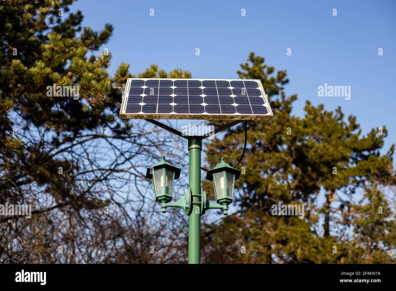 Batterie solaire connectée à la lanterne dans le parc. Une méthode très efficace pour un environnement plus propre sans frais supplémentaires Banque D'Images