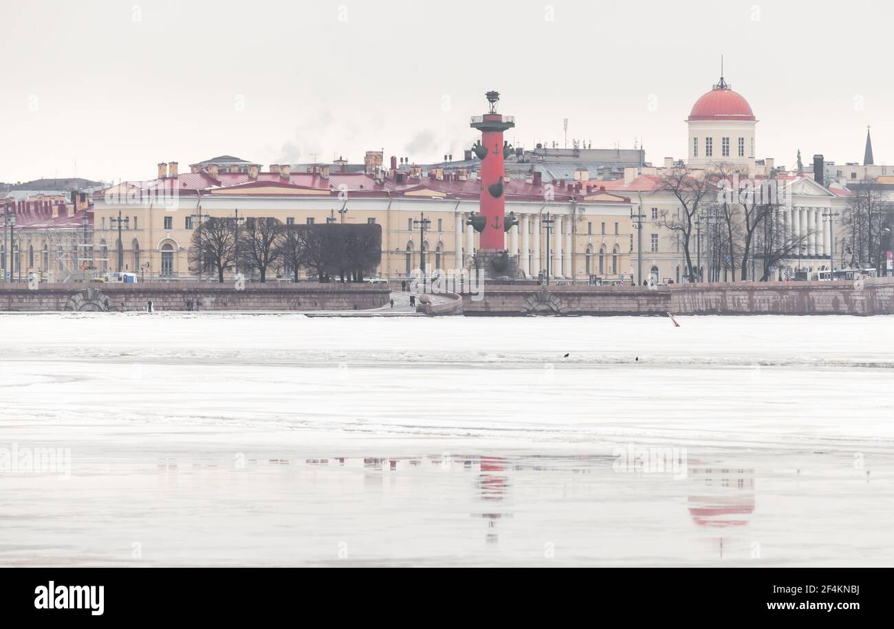 Saint-Pétersbourg, Russie. Paysage urbain avec colonne Rostral et glace sur la rivière Neva un jour d'hiver Banque D'Images