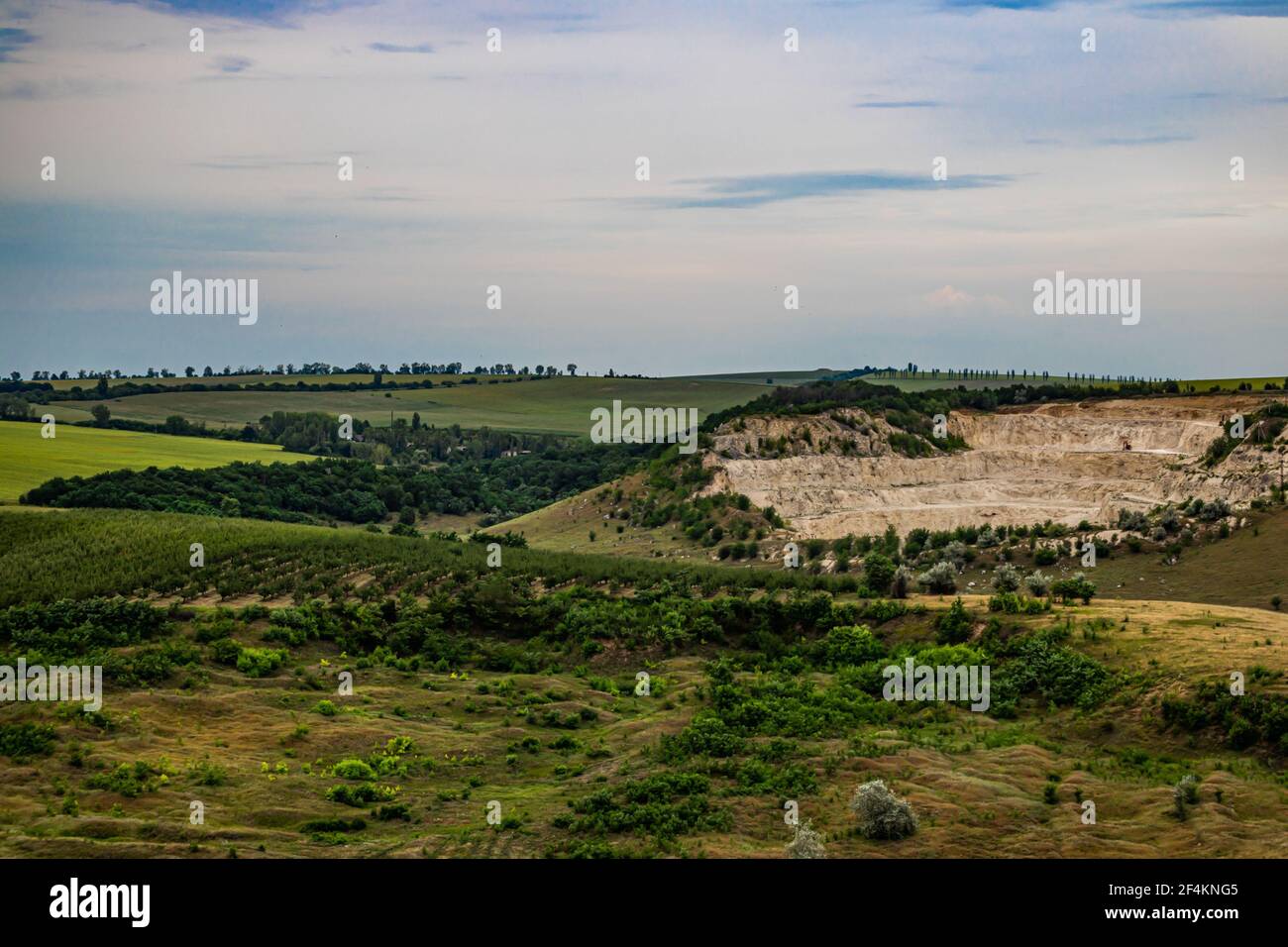 La carrière de sable près du village est entourée par incroyable vues parfumées en été Banque D'Images