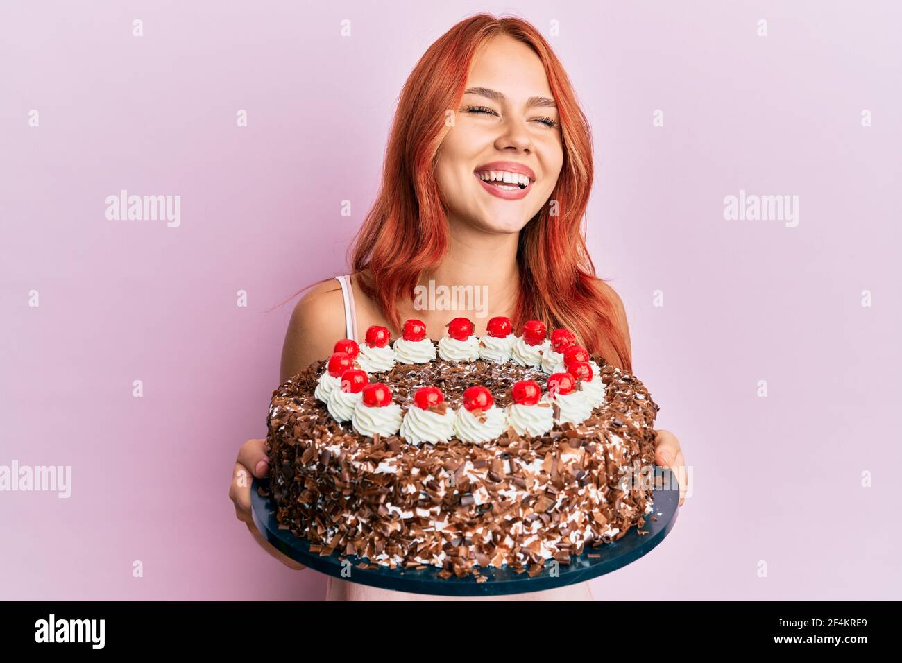 Jeune Femme A Tete Rouge Celebrant Son Anniversaire Avec Un Gateau Souriant Et Riant Fort Parce Que Drole De Blague Folle Photo Stock Alamy