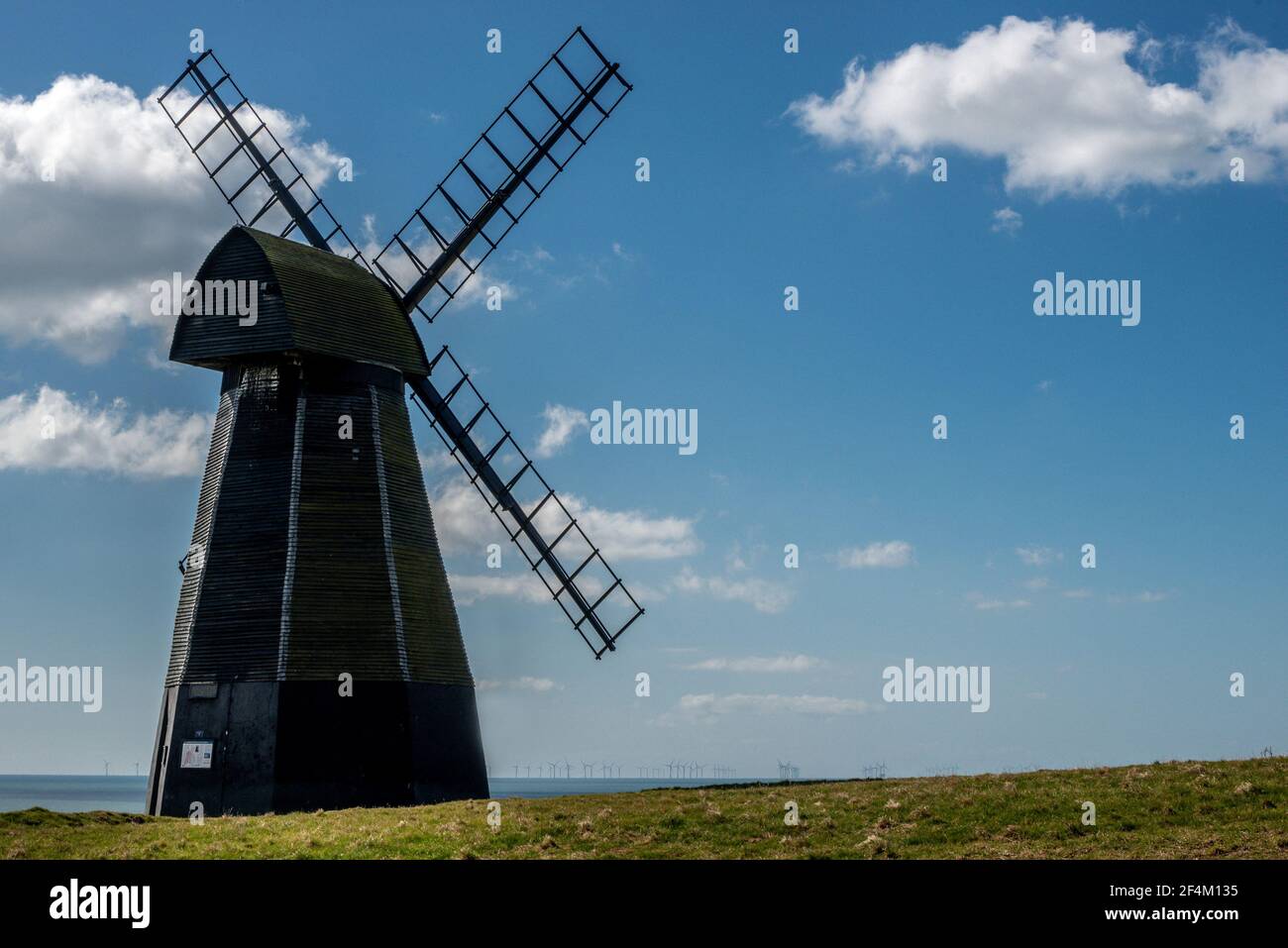 Brighton, 19 mars 2021 : le Moulin Rotingdean et le parc éolien Rampion en mer Banque D'Images