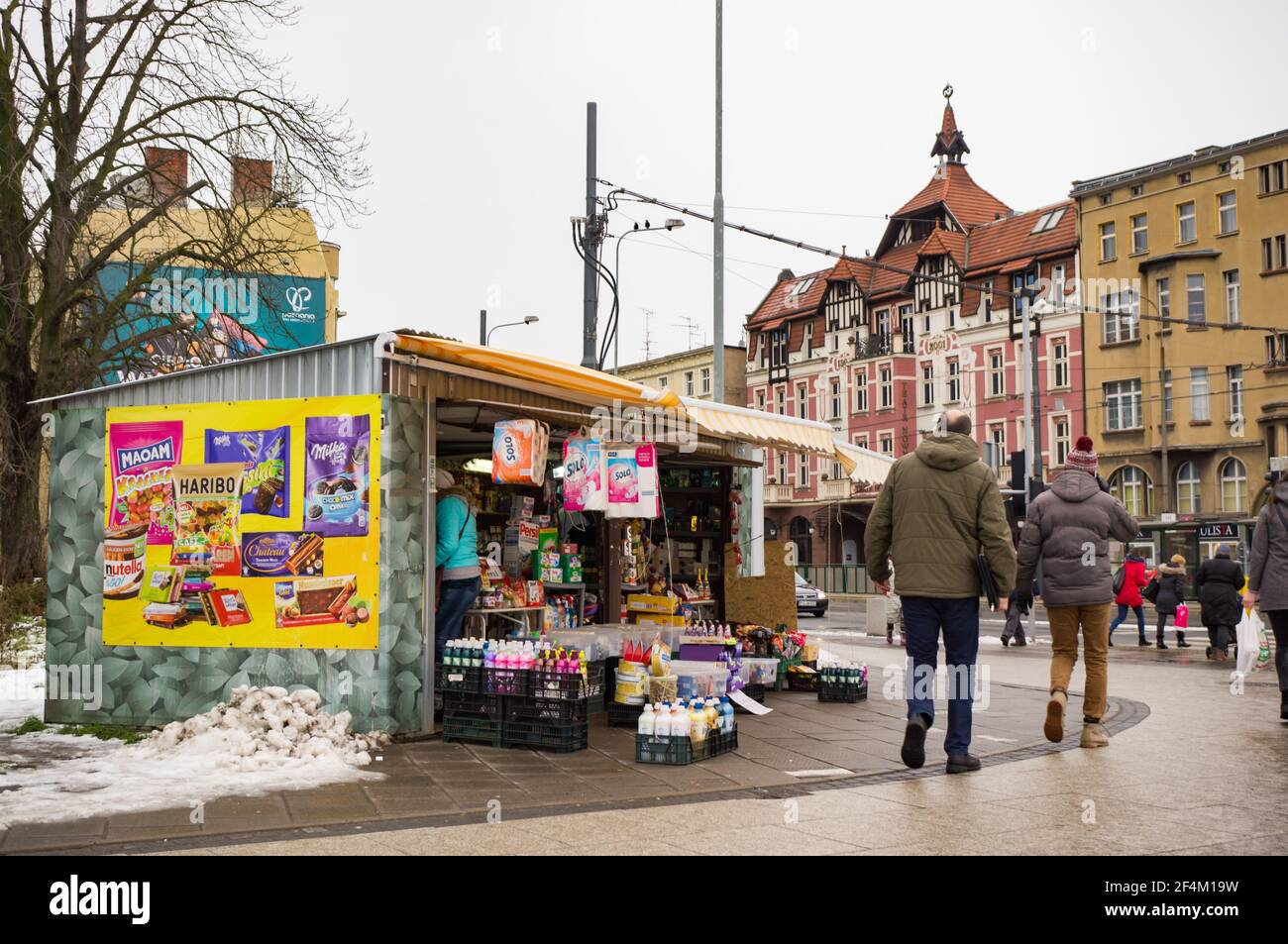 POZNAN, POLOGNE - 18 janvier 2018 : personnes passant un stand proposant des produits allemands dans la rue Spowelta Banque D'Images