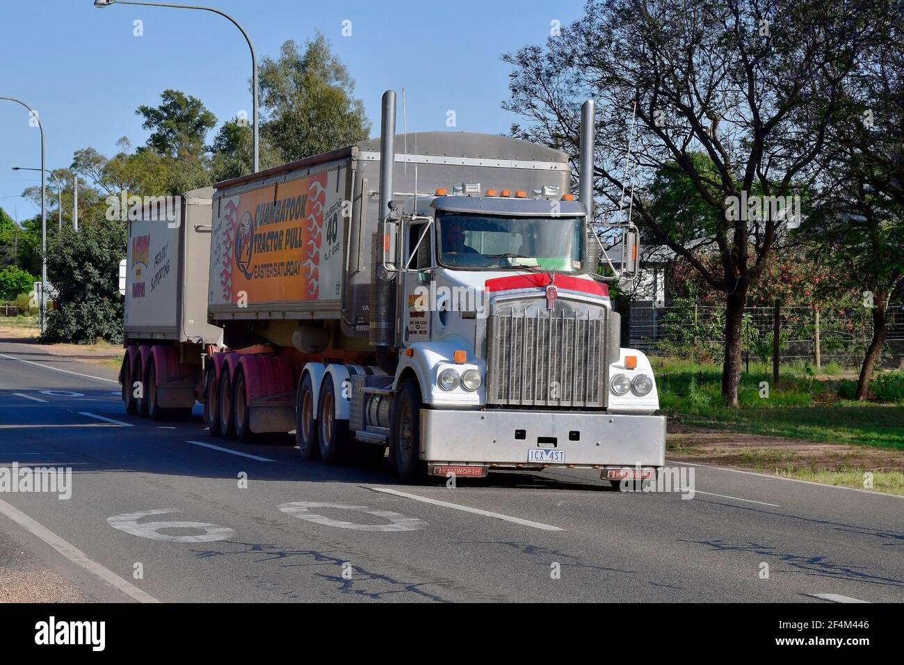 Curlwaa, NSW, Australie - 10 novembre 2017 : Nommé Camion road train sur voie publique de la ville d'argent dans le petit village de Nouvelle Galles du Sud, à la frontière de Vic Banque D'Images