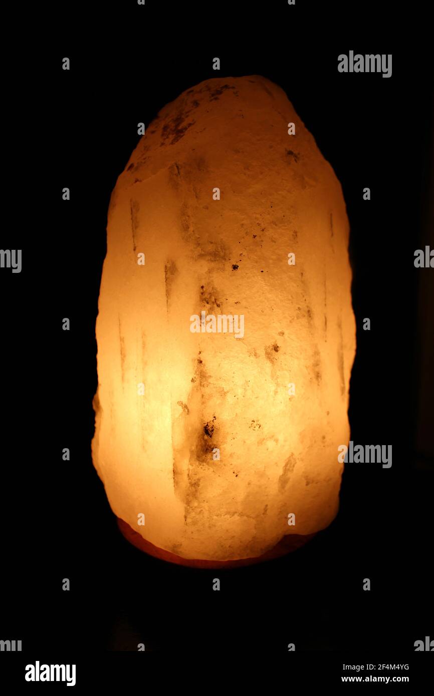 Cristal de sel de l'Himalaya la,p sur un fond noir Banque D'Images