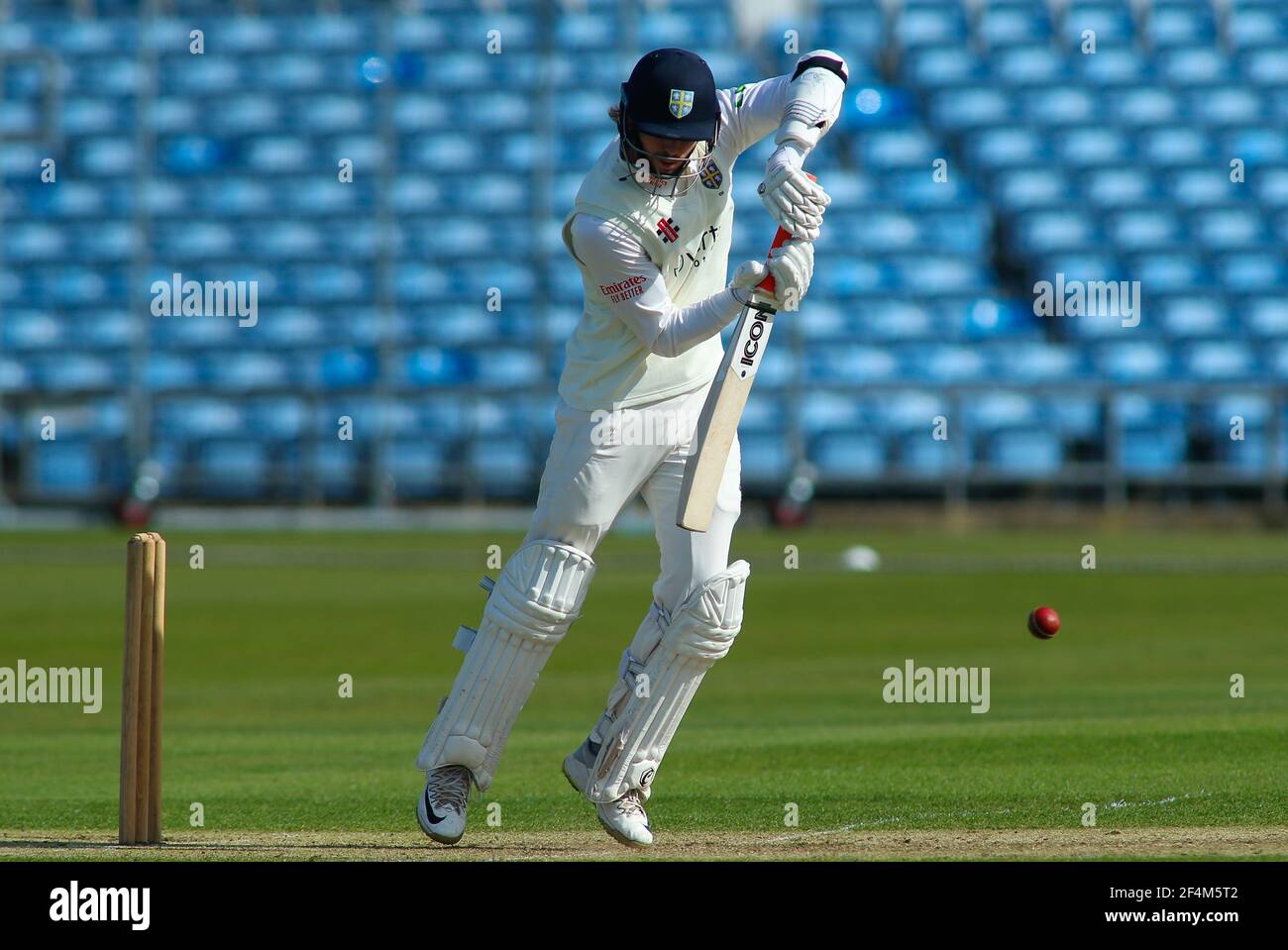 Yorkshire County Cricket, Emerald Headingley Stadium, Leeds, West Yorkshire, 22 mars 2021. Pré-saison conviviale - Club de cricket du comté du Yorkshire vs Club de cricket du comté de Durham, 1er jour. Michael Jones de Durham County Cricket Club Batting. Crédit : Touchlinepics/Alamy Live News Banque D'Images