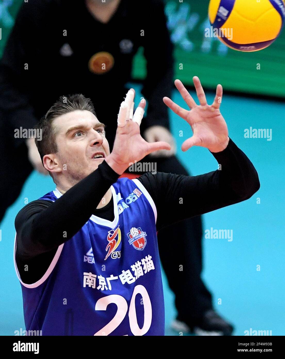 (210322) -- QINHUANGDAO, le 22 mars 2021 (Xinhua) -- Bojic Slobodan de Jiangsu passe le ballon lors du quart de finale entre Jiangsu et Henan à la saison 2020-2021 Chinese Men's Volleyball League à Qinhuangdao, dans la province de Hebei, dans le nord de la Chine, le 22 mars 2021. (Xinhua/Wang Xiao) Banque D'Images