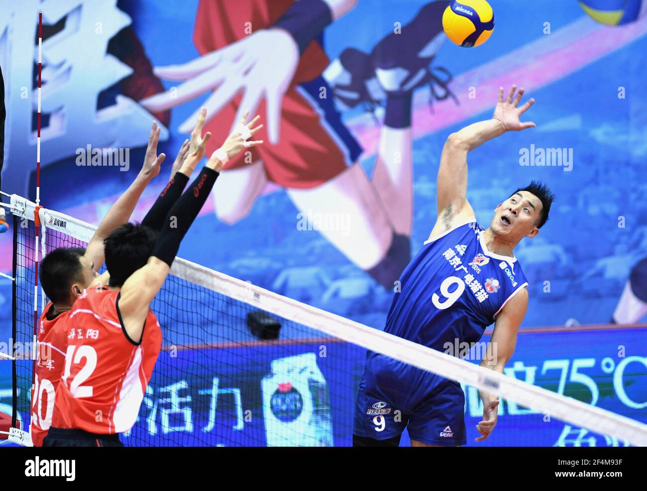 (210322) -- QINHUANGDAO, le 22 mars 2021 (Xinhua) -- Liu Xiangdong (R) de Jiangsu pointes lors du quart de finale du match entre Jiangsu et Henan à la saison 2020-2021 Chinese Men's Volleyball League à Qinhuangdao, dans la province de Hebei, dans le nord de la Chine, le 22 mars 2021. (Xinhua/Wang Xiao) Banque D'Images