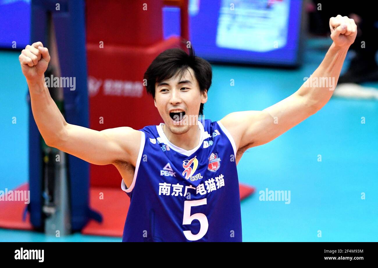 (210322) -- QINHUANGDAO, le 22 mars 2021 (Xinhua) -- Yu Yaochen de Jiangsu célèbre lors du quart de finale du match entre Jiangsu et Henan à la saison 2020-2021 Chinese Men's Volleyball League à Qinhuangdao, dans la province de Hebei, dans le nord de la Chine, le 22 mars 2021. (Xinhua/Wang Xiao) Banque D'Images