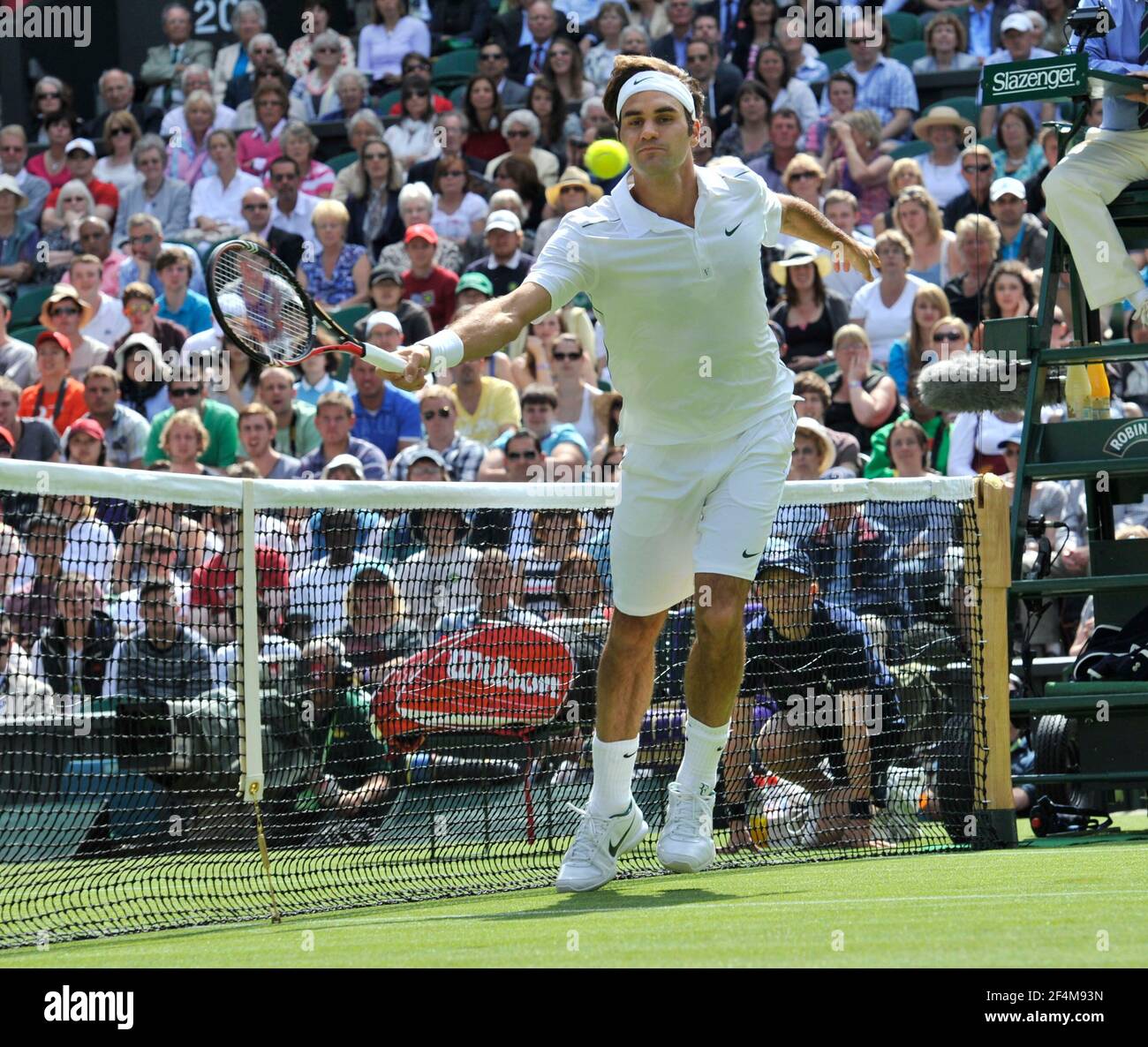 WIMBLEDON 2011. 2ème jour. RODGER FEDERER PENDANT SON MATCH AVEC ARAVANE REZAI. 21/6/2011. PHOTO DAVID ASHDOWN Banque D'Images