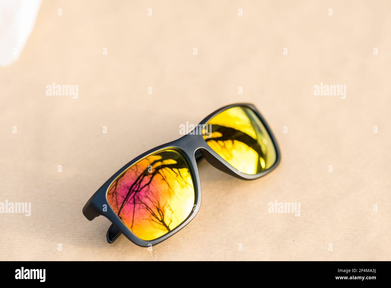 Lunettes de soleil classiques avec verres dorés photographiez en plein air en gros plan. Mise au point sélective Banque D'Images