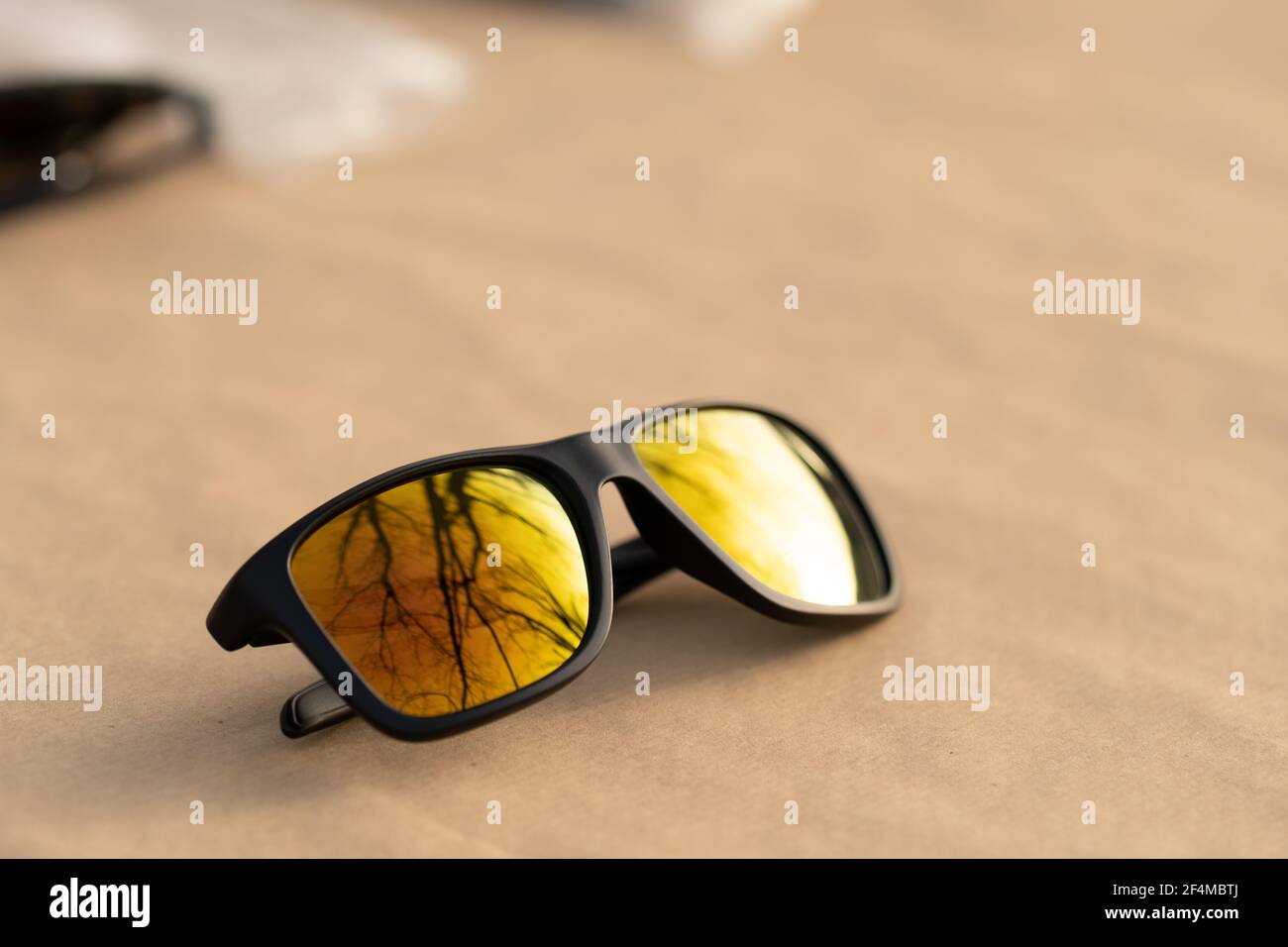 Lunettes de soleil classiques avec verres dorés photographiez en plein air en gros plan. Mise au point sélective Banque D'Images