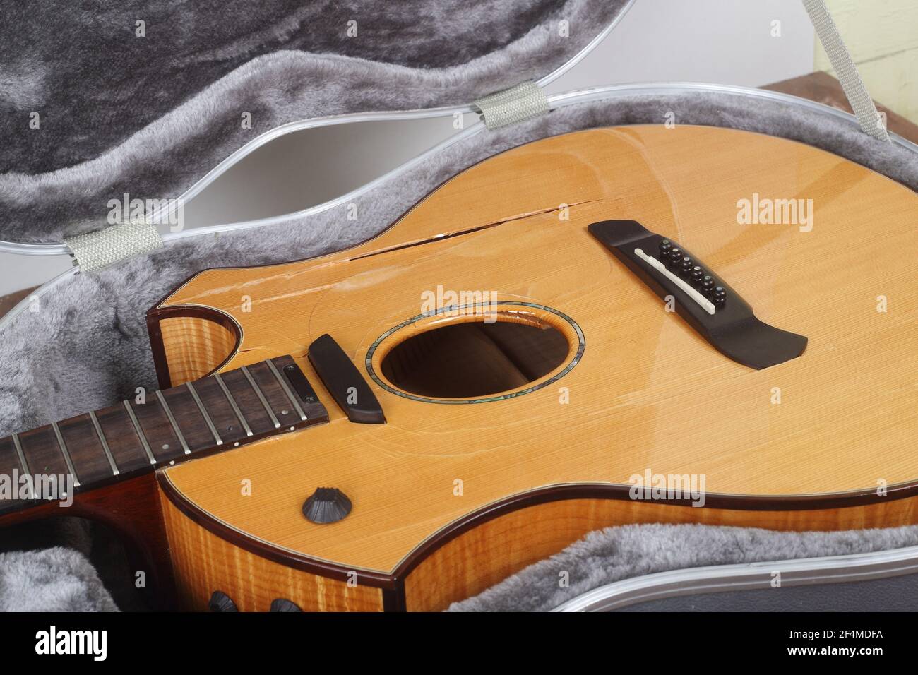 Instrument de musique - gros plan fragment cassé guitare acoustique en dur cas Banque D'Images