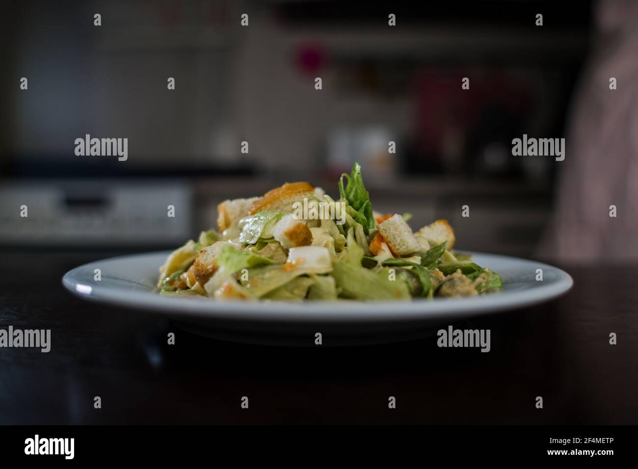 une salade césar dans une assiette blanche dans la cuisine Banque D'Images