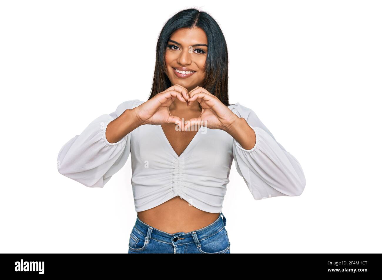 Jeune femme transsexuelle transgenre latine portant des vêtements  décontractés souriant dans l'amour faisant le symbole de coeur forme avec  les mains. Concept romantique Photo Stock - Alamy