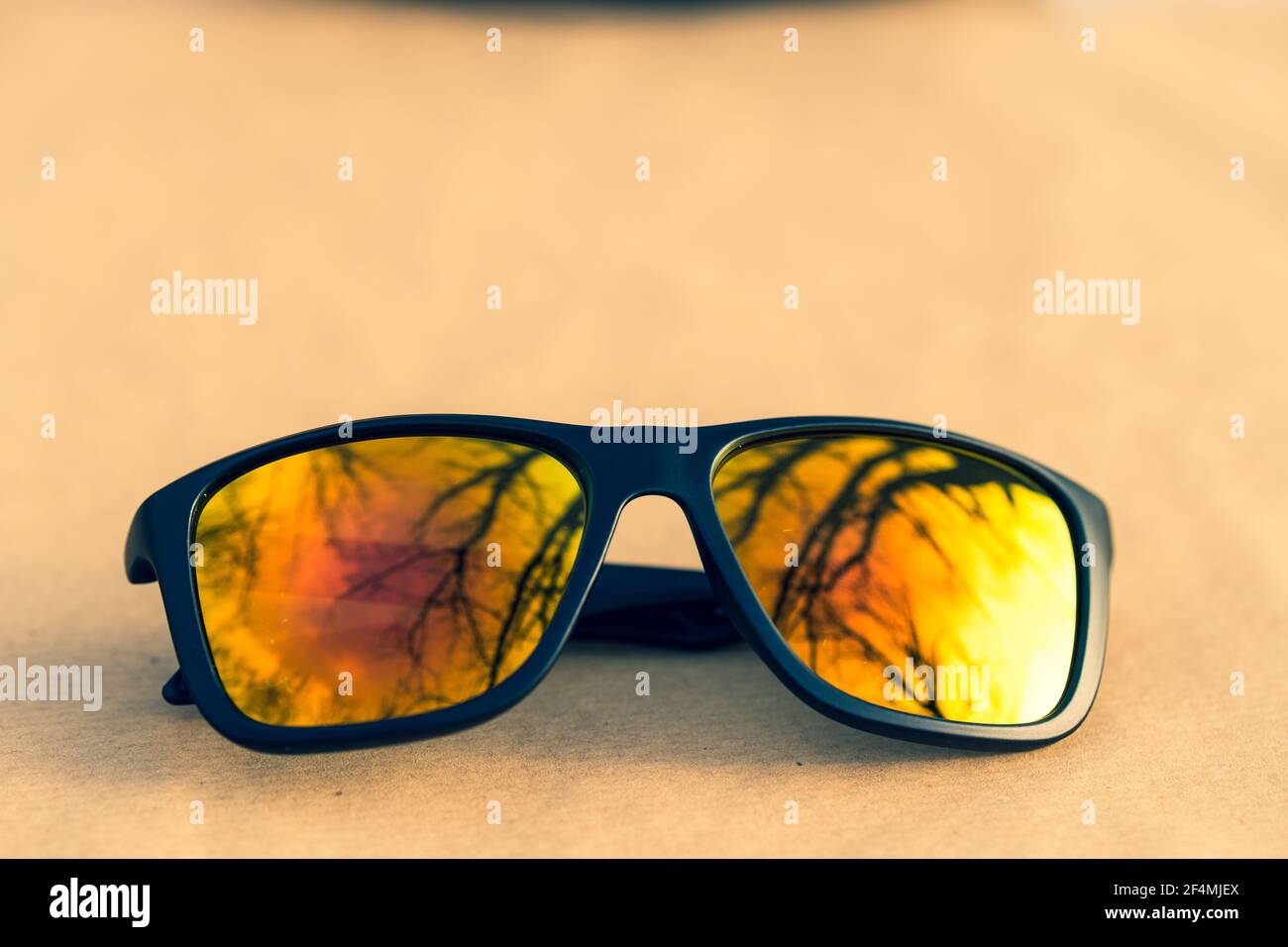 Lunettes de soleil classiques avec verres dorés photographiez en plein air en gros plan. Mise au point sélective Banque D'Images