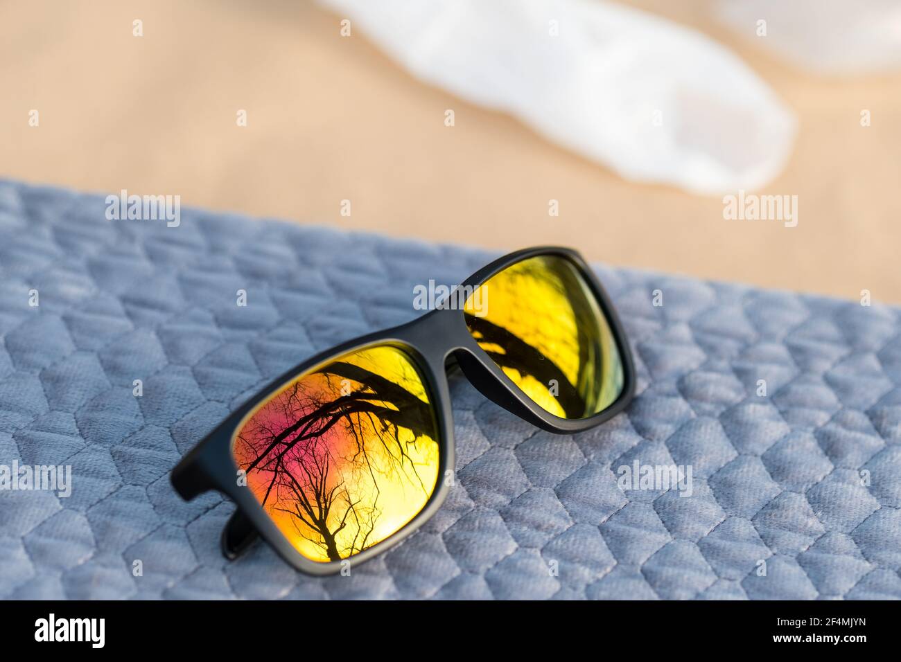Lunettes de soleil classiques avec verres dorés photographiez en plein air en gros plan. Mise au point sélective Banque D'Images