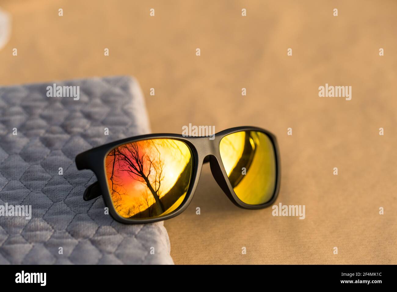 Lunettes de soleil classiques avec verres dorés photographiez en plein air en gros plan. Mise au point sélective Banque D'Images