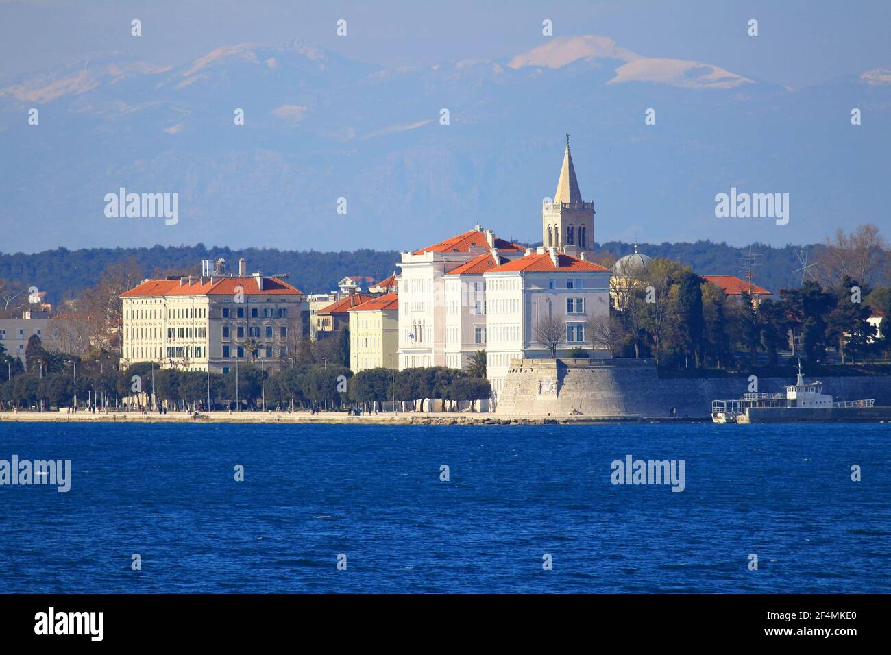 Zadar, destination touristique en Croatie, vue panoramique de la mer Adriatique, Vélébit montagne en arrière-plan Banque D'Images