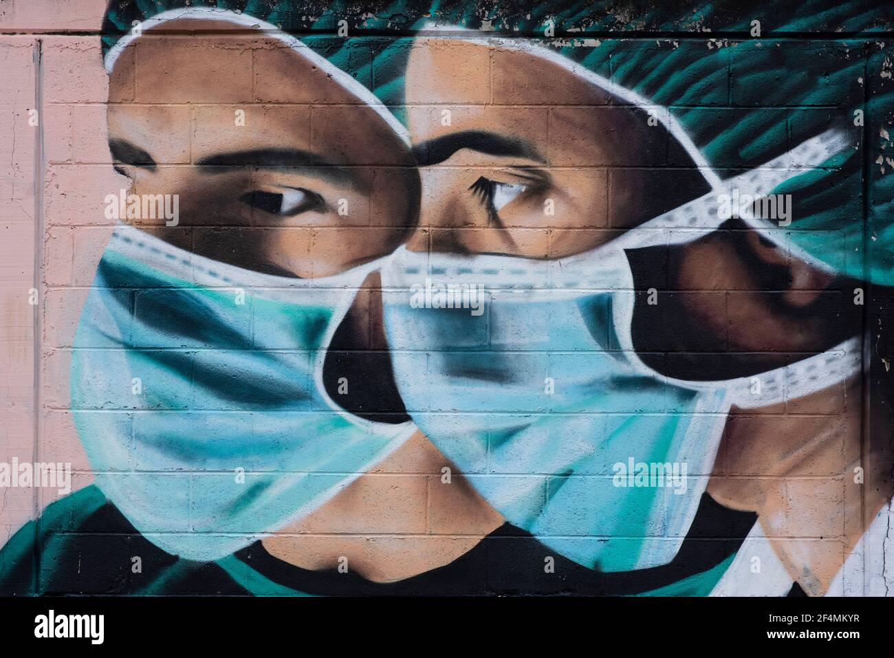 Murale graffiti de deux médecins portant des masques chirurgicaux ou des masques de covid19 au Mexique. Concept d'information et d'actualité Banque D'Images