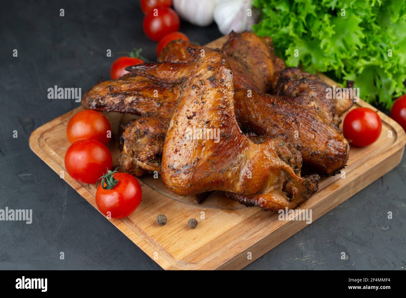 Ailes de poulet grillées. Aliments à faible teneur en glucides et à haute teneur en matières grasses. Menu pour un régime de carnivore ou de keto Banque D'Images