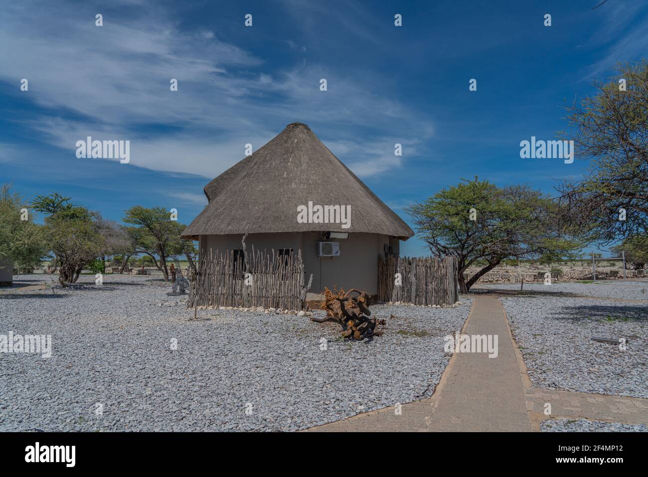 OKAUKUEJO, NAMIBIE - 14 JANVIER 2020 : complexe Okaukuejo avec toit de chaume et camping dans le parc national d'Etosha Banque D'Images