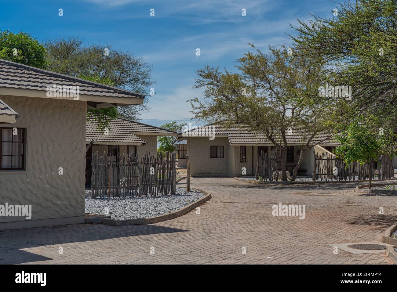 OKAUKUEJO, NAMIBIE - 14 JANVIER 2020 : complexe Okaukuejo avec toit de chaume et camping dans le parc national d'Etosha Banque D'Images