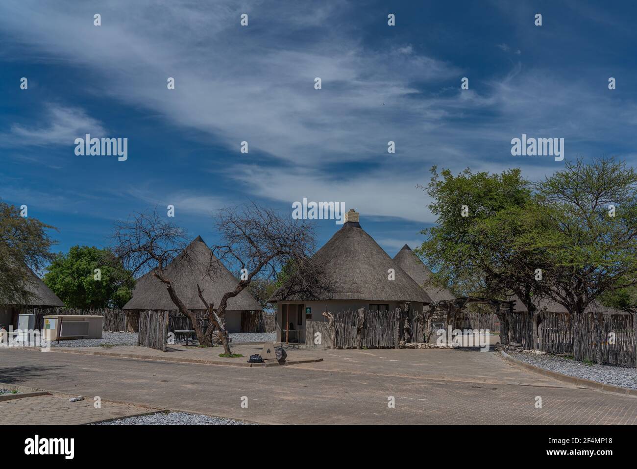 OKAUKUEJO, NAMIBIE - 14 JANVIER 2020 : complexe Okaukuejo avec toit de chaume et camping dans le parc national d'Etosha Banque D'Images