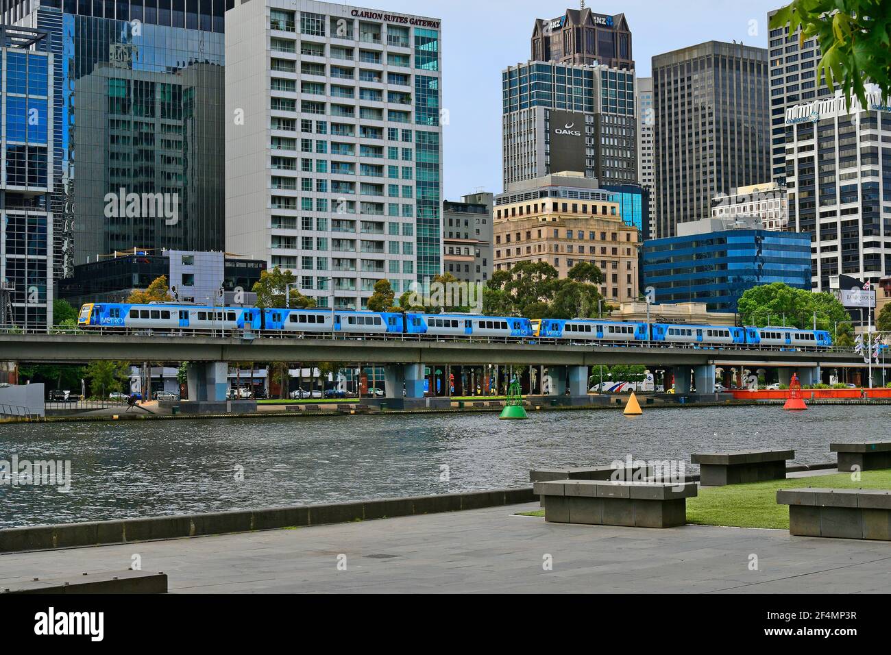 Melbourne, Victoria, Australie - 03 novembre 2017 : métro et bâtiments le long du fleuve Yarra Banque D'Images