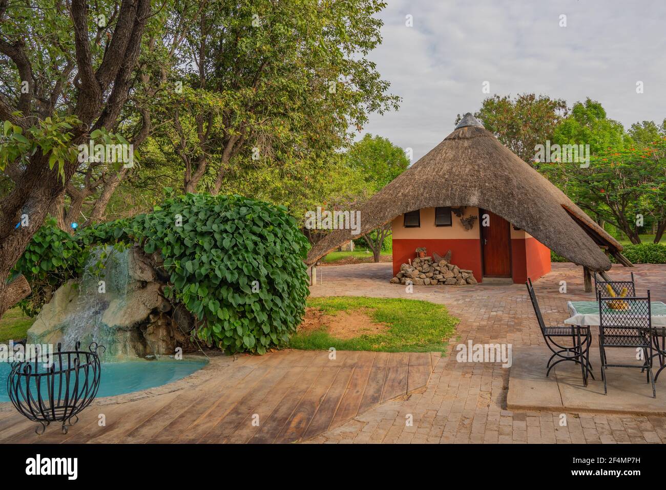 KHORIXAS, NAMIBIE - JANVIER 13.2020 : maison en toit de chaume au pavillon iGowati à Khorixas, Namibie Banque D'Images