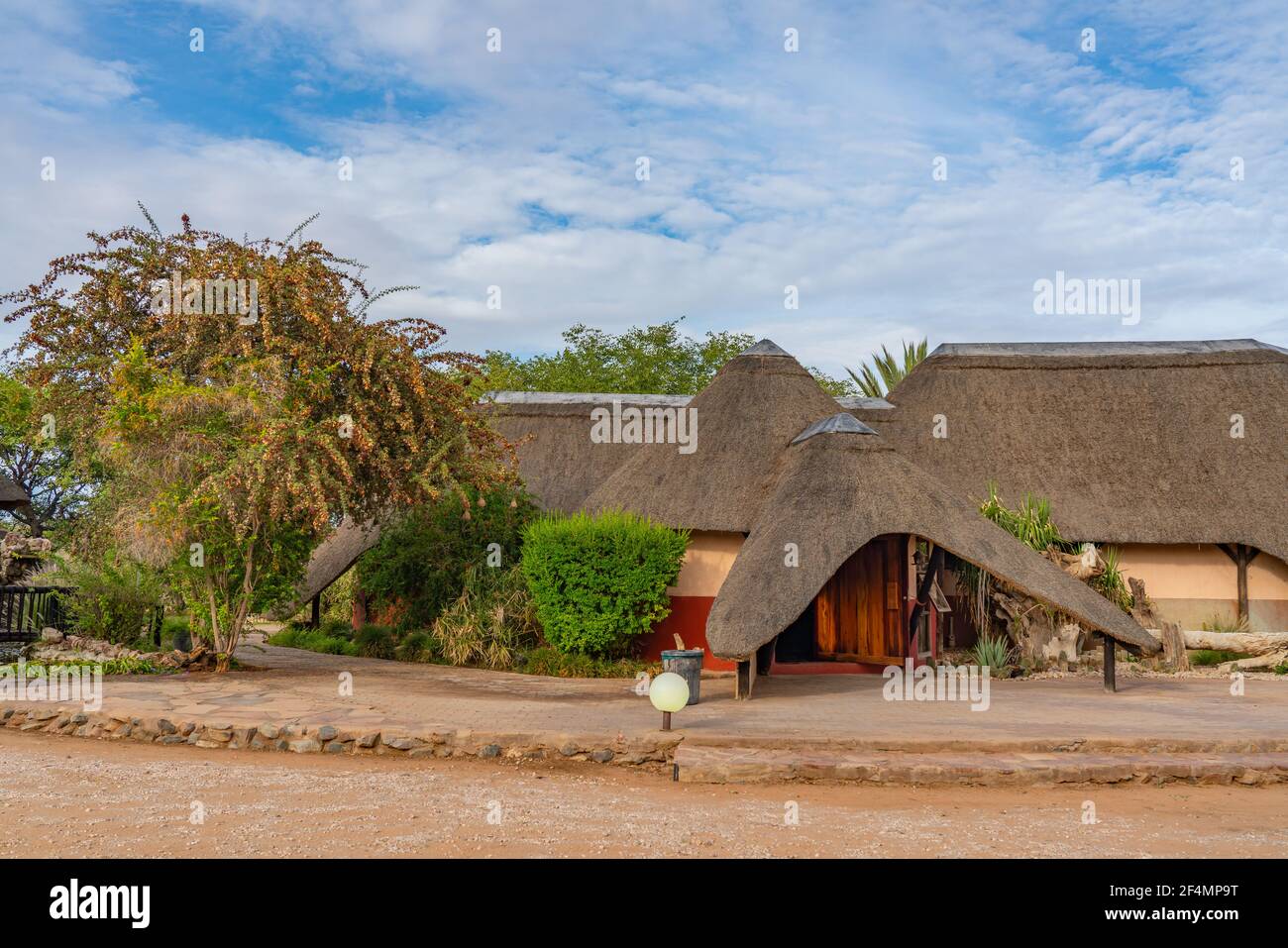 KHORIXAS, NAMIBIE - JANVIER 13.2020 : maison en toit de chaume au pavillon iGowati à Khorixas, Namibie Banque D'Images