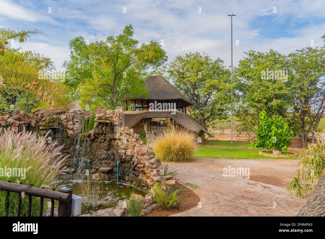 KHORIXAS, NAMIBIE - JANVIER 13.2020 : maison en toit de chaume au pavillon iGowati à Khorixas, Namibie Banque D'Images