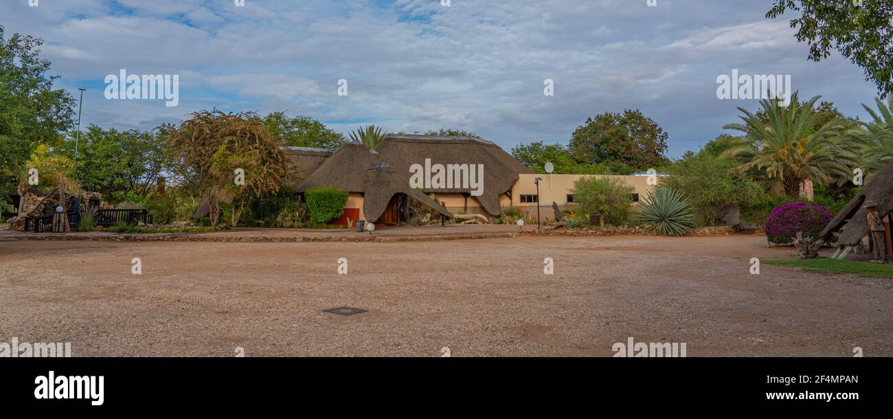 KHORIXAS, NAMIBIE - JANVIER 13.2020 : maison en toit de chaume au pavillon iGowati à Khorixas, Namibie, panorama Banque D'Images
