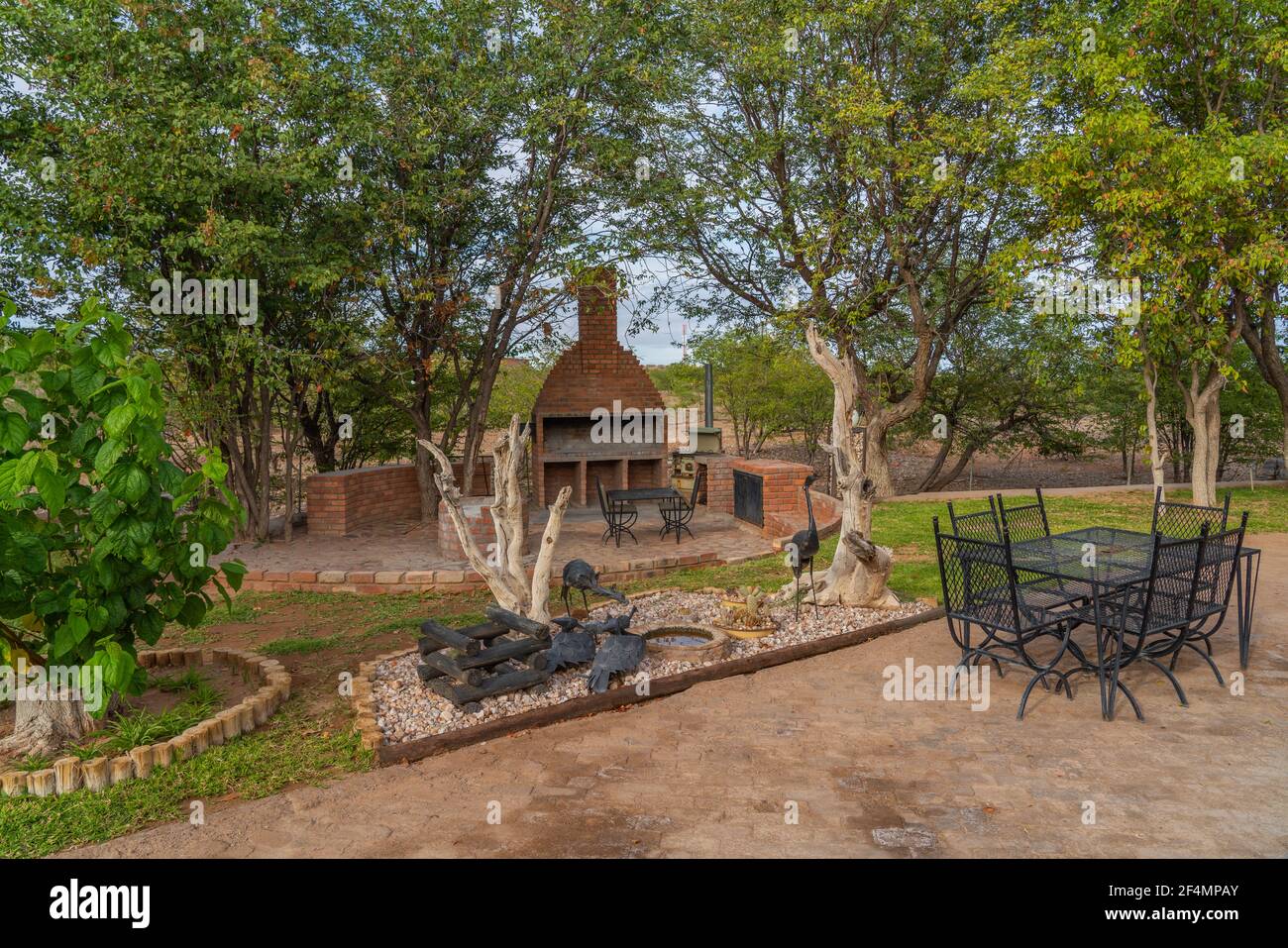 KHORIXAS, NAMIBIE - JANVIER 13.2020 : maison en toit de chaume au pavillon iGowati à Khorixas, Namibie Banque D'Images