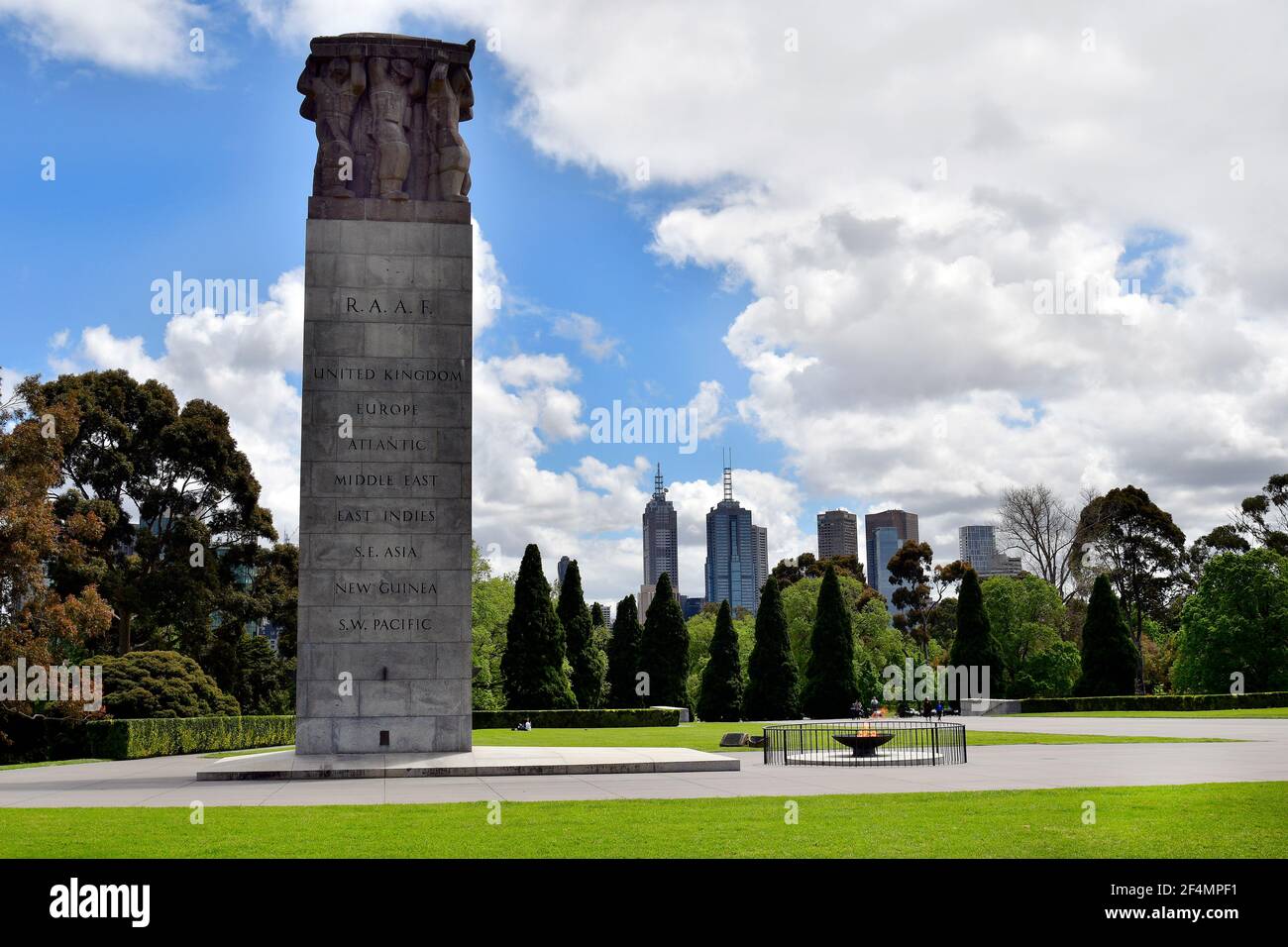 Melbourne, Victoria, Australie - 04 novembre 2017 : la colonne et la flamme éternelle au sanctuaire du souvenir, un monument commémoratif de guerre, un musée et un monument situé dans King Banque D'Images