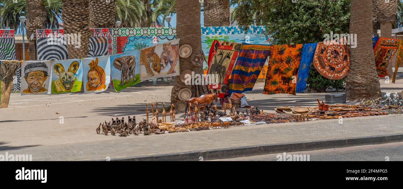 SWAKOPMUND, NAMIBIE - 11 JANVIER 2020 : marché artisanal local à Swakopmund, sur la promenade. Jouets locaux faits main et autres biens africains, panorama Banque D'Images