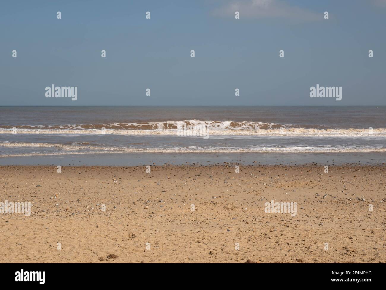 Sable, mer, vagues et ciel bleu à une plage de Norfolk Banque D'Images