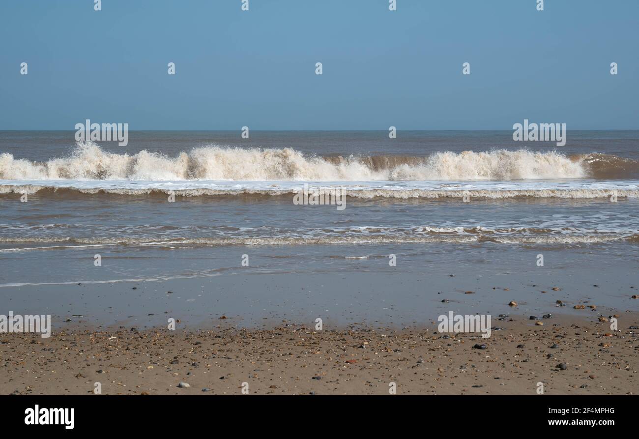 Sable, mer, vagues et ciel bleu à une plage de Norfolk Banque D'Images