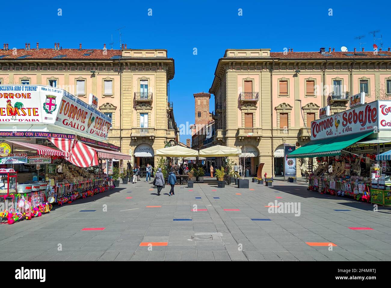 Sebaste mobile stands vendant torrone et autres bonbons traditionnels et sucreries sur la piazza Ferrero à Alba, Italie. Banque D'Images