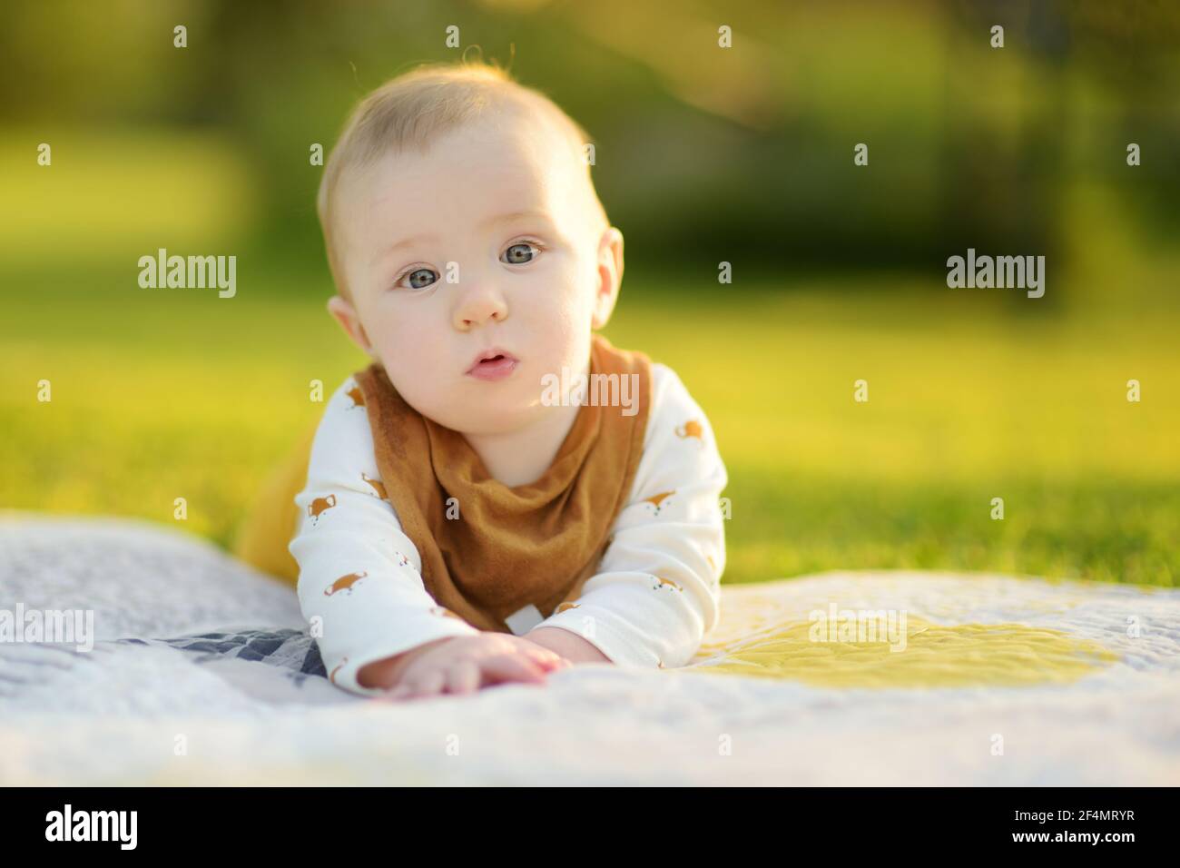 Mignon Petit Garcon De Cinq Mois Allonge Sur Son Ventre Sur Une Couverture Dans Un Parc Le Jour D Ete Ensoleille Bebe S Amuser A L Exterieur Adorable Petit Apprentissage Enfant Photo Stock Alamy