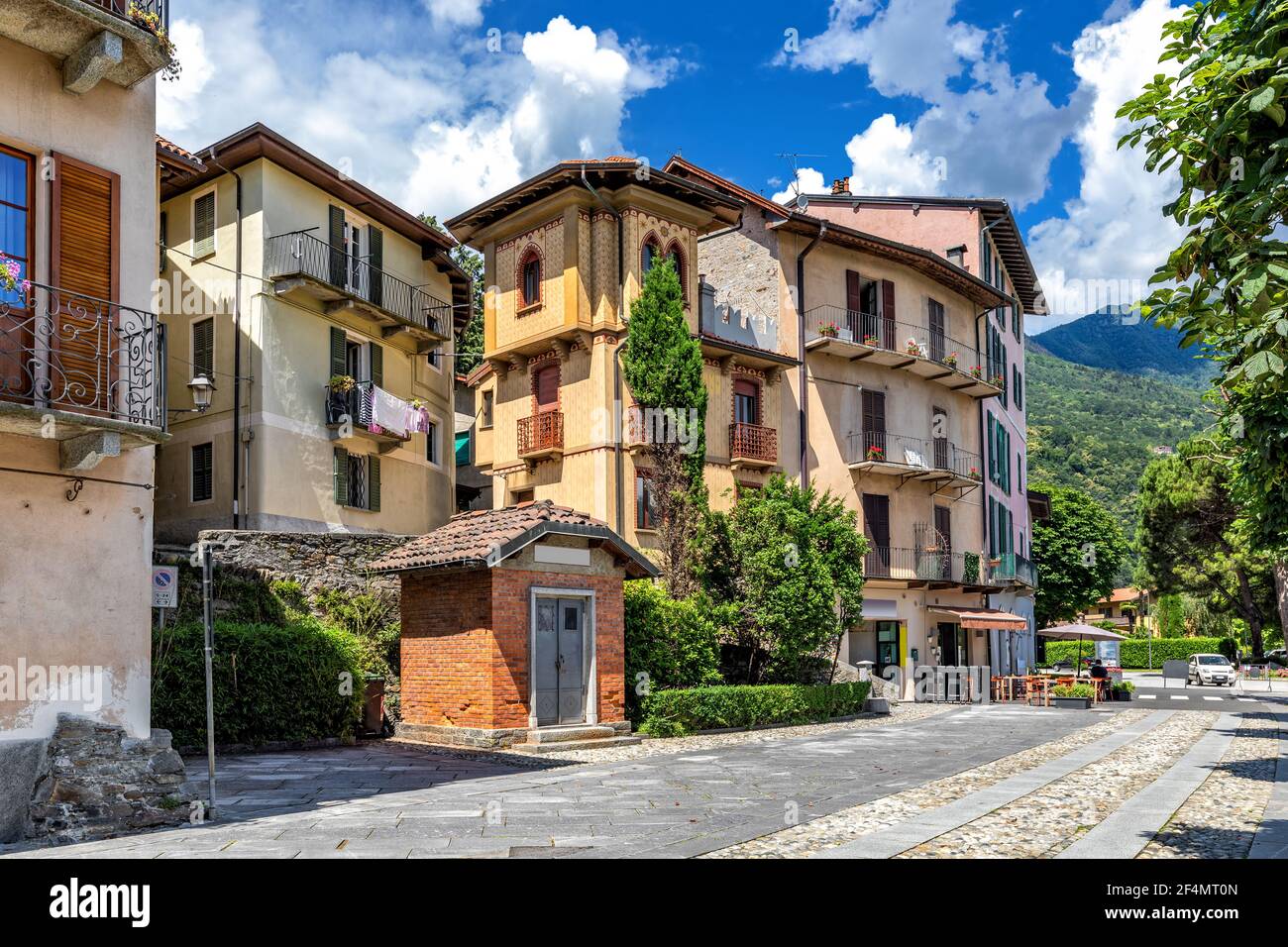 Vue de belles maisons typiques sur la rue dans la vieille ville de Cannobio dans le Piémont, le nord de l'Italie. Banque D'Images