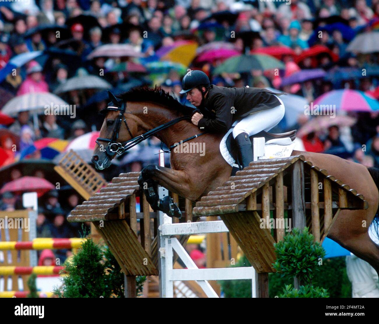 CHIO Aachen 2000, Markus Beerbaum, Allemagne équitation dame dans une averse lourde Weingard Banque D'Images