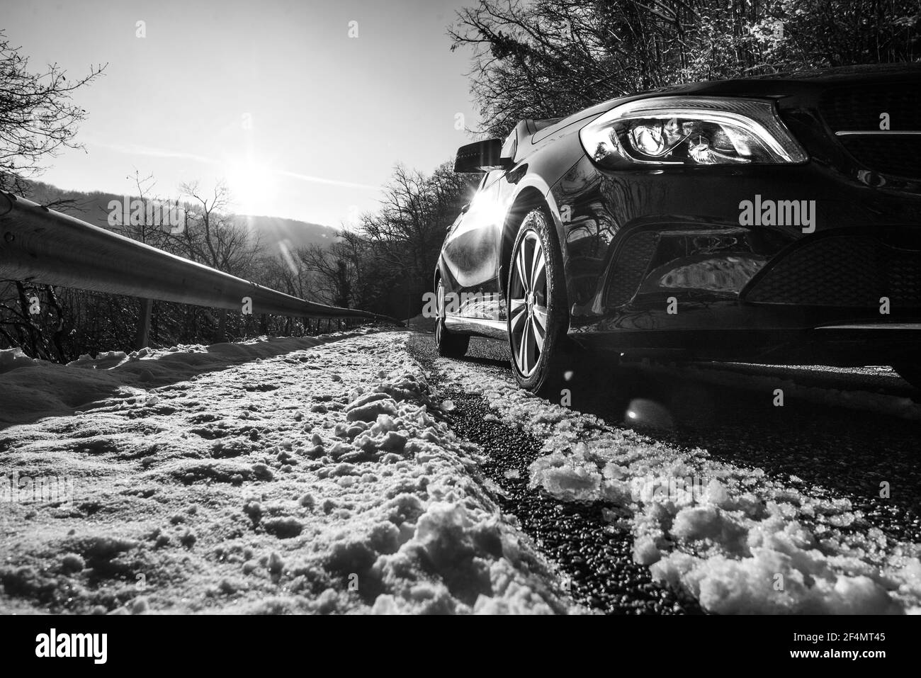 Vue avant en noir et blanc d'une Mercedes de luxe sur une route enneigée. Mercedes Benz Virtuo en hiver Banque D'Images