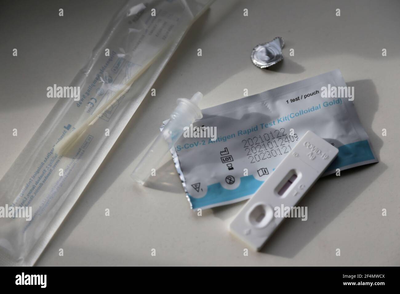 Hambourg, Allemagne, 22. Mars 2021, kit de test rapide de l'antigène Corona Banque D'Images Hambourg, Allemagne, 22. Mars 2021, kit de test rapide de l'antigène Corona Banque D'Images