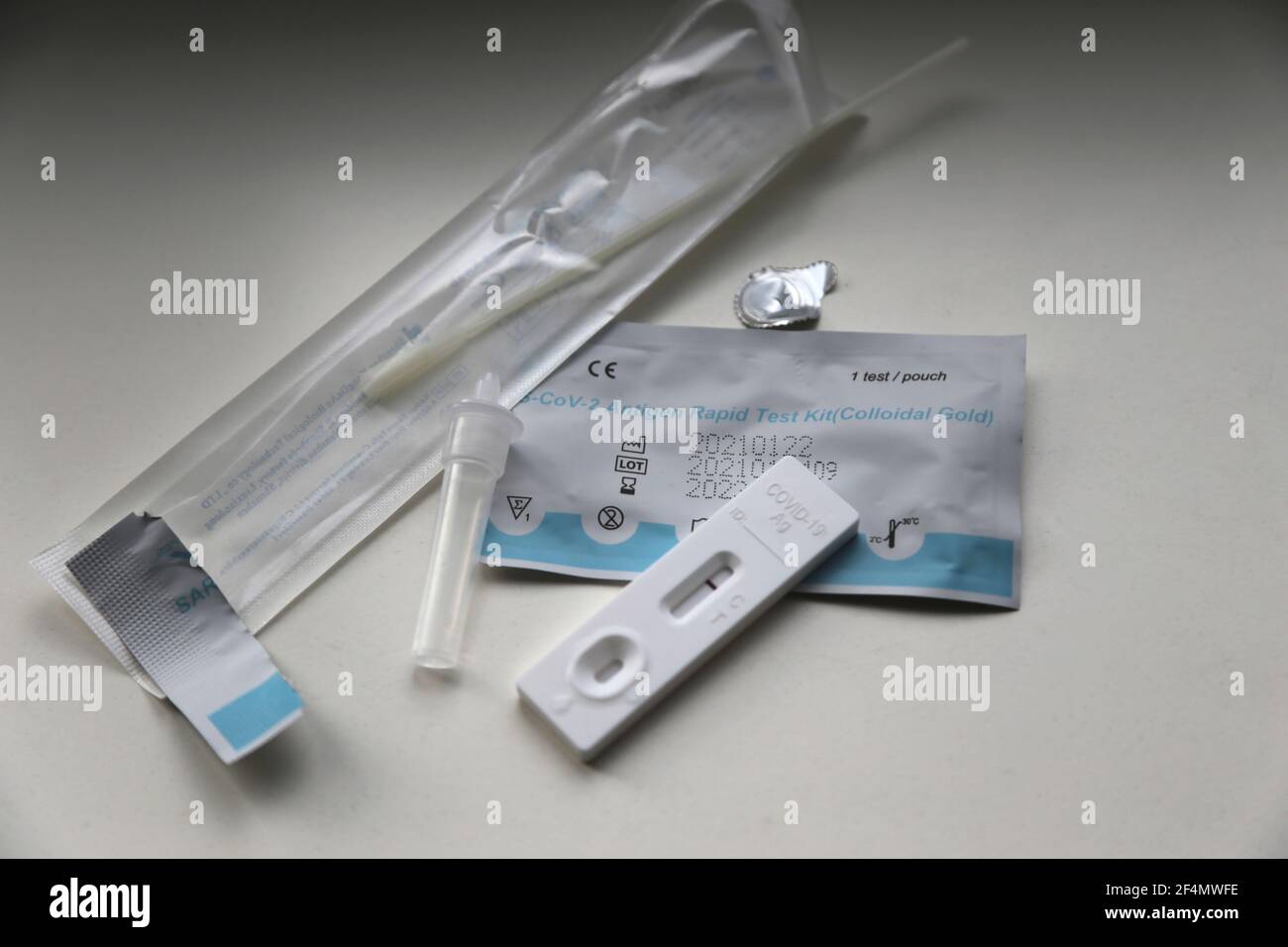 Hambourg, Allemagne, 22. Mars 2021, kit de test rapide de l'antigène Corona Banque D'Images Hambourg, Allemagne, 22. Mars 2021, kit de test rapide de l'antigène Corona Banque D'Images
