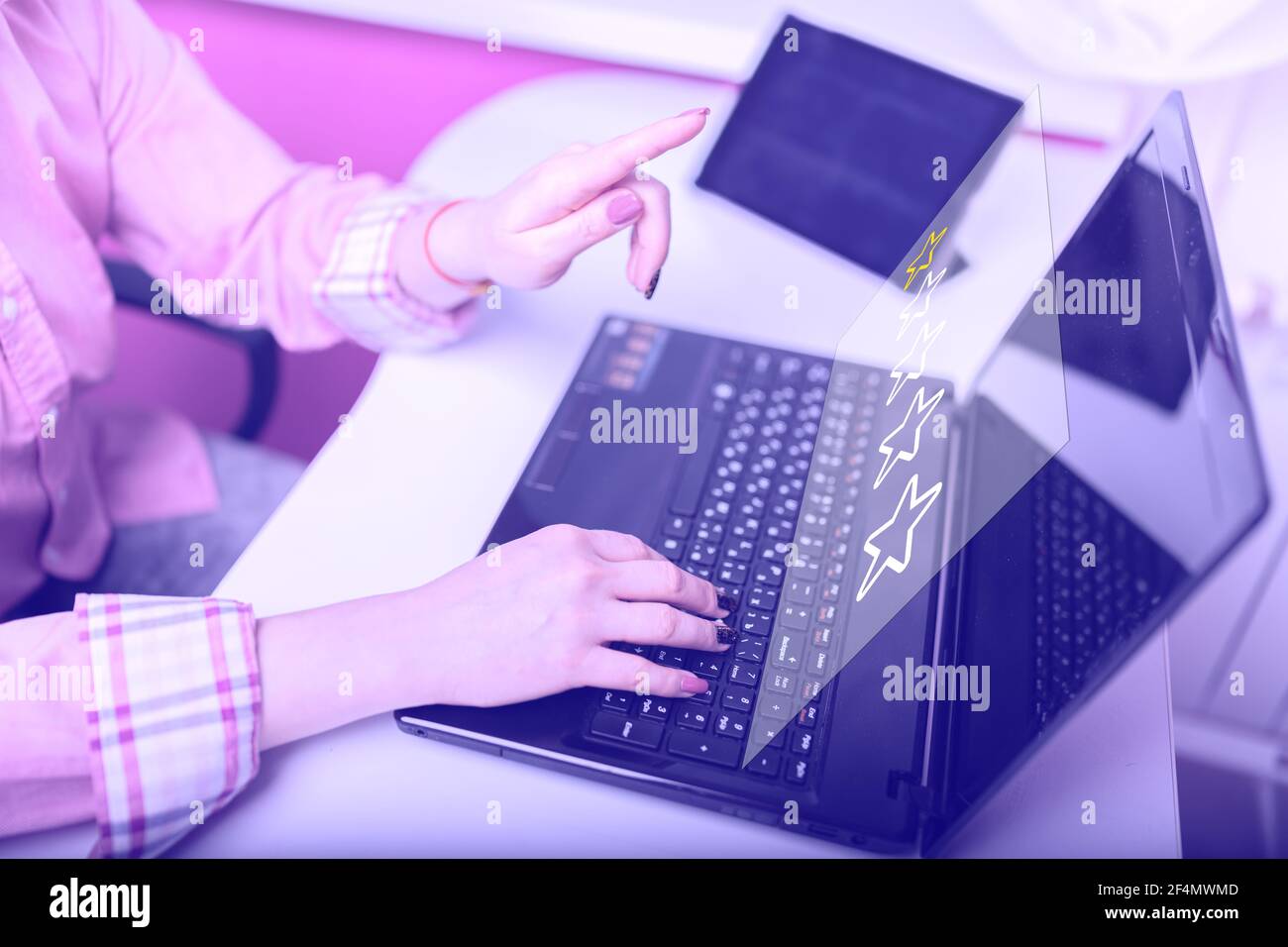 Commentaires négatifs et rédaction d'un avis en ligne avec 1 évaluation d'une étoile, concept de gestion de la réputation et de relations avec la clientèle, satisfaction de l'expérience. GIR Banque D'Images