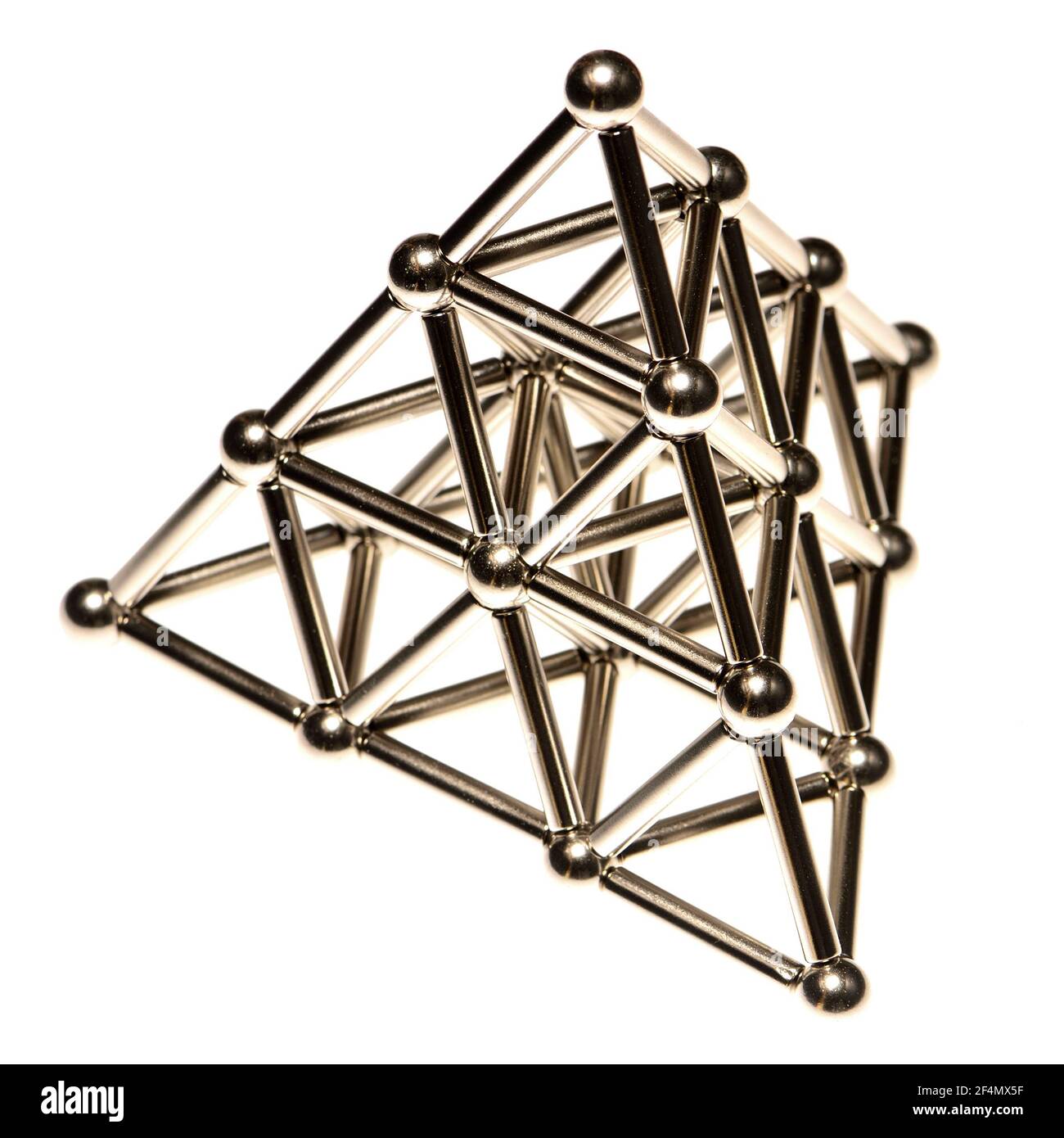 Tétraèdre / Pyramide (en sphères et barres magnétiques) Banque D'Images