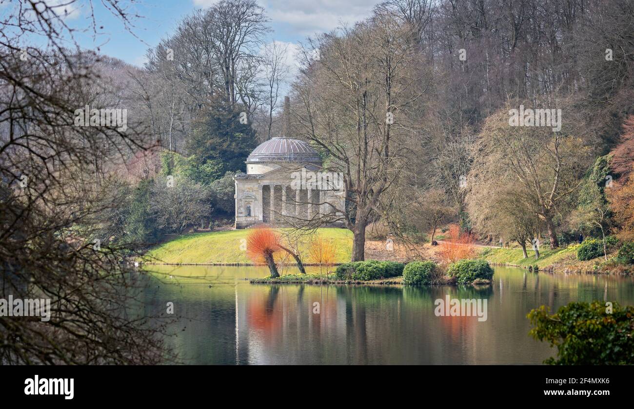 Vue encadrée sur le lac Stourhead et le Panthéon à Stourton, Wiltshire, Royaume-Uni, le 22 mars 2021 Banque D'Images