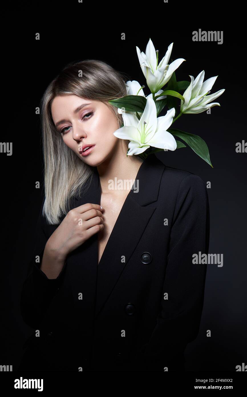 Femme couleur de cheveux d'une blonde avec fleur de nénuphars sur fond noir. Modèle de femme à colorier en couleur de frêne. Portrait d'une fille Banque D'Images