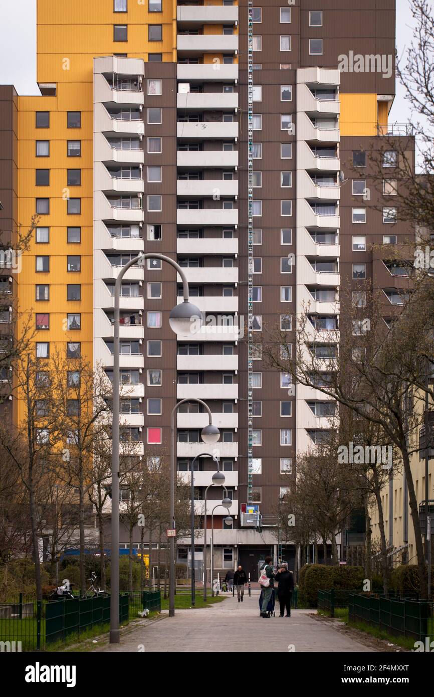 Les bâtiments de grande hauteur dans le quartier Chorweiler, Cologne, Allemagne. Hochhaeuser im Stadtteil Chorweiler, Koeln, Deutschland. Banque D'Images